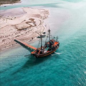 Výlet pirátskou lodí: Dobrodružství, relaxace a slavnostní oběd na ostrově Flamingo